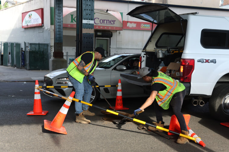 group-of-7-creeps-emerge-from-nyc-sewer-manhole-in-bizarre-scene,-nypd-launches-probe