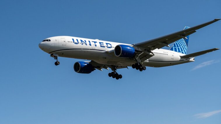 united-flight-from-chicago-makes-emergency-landing-after-passenger’s-‘multiple-attempts’-to-breach-cockpit