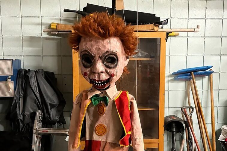 creepy-looking-giant-halloween-puppet-reunited-with-owner-after-ending-up-at-police-station