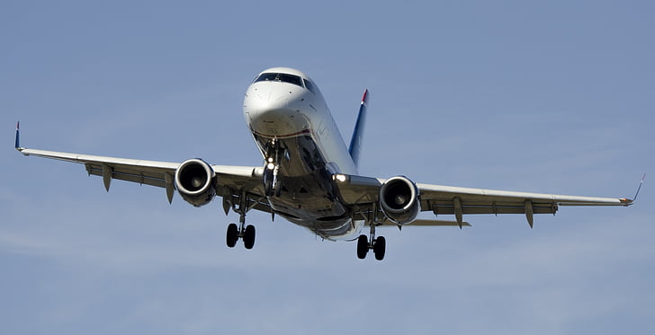 commercial-flight-from-chicago-makes-emergency-landing-at-wisconsin-airport-after-passenger’s-repeated-attempts-to-break-into-cockpit