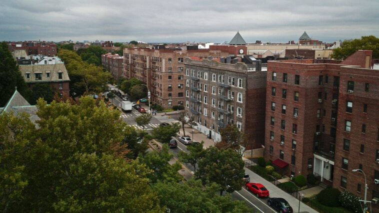 elderly-couple-fatally-stabbed-inside-queens-apartment,-no-arrests-made-as-investigation-continues:-report