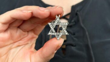 lesbian-couple-kicked-out-of-lgbtq-spa-over-star-of-david-pendant
