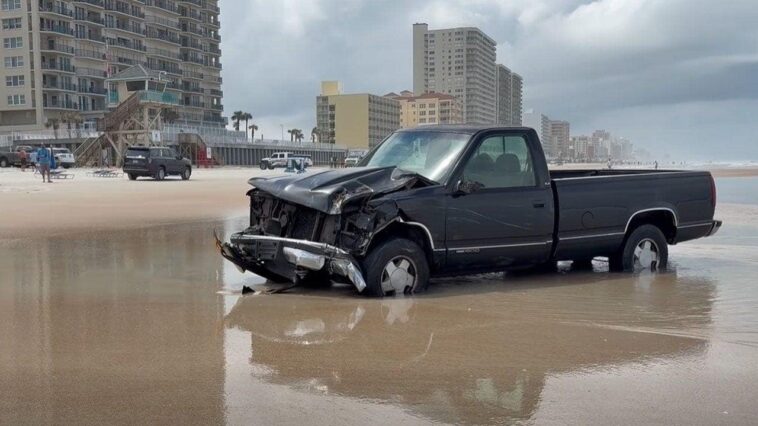 florida-beach-toll-booth-worker-killed-after-driver-rams-structure-before-getting-stuck-in-sand,-sheriff-says