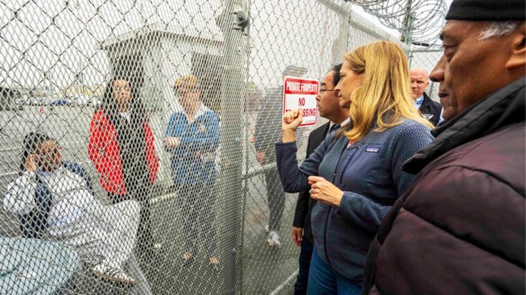 blue-state-governor-roasted-as-‘arsonist’-putting-out-her-own-fire-as-she-blames-outside-agitators-at-‘siege’