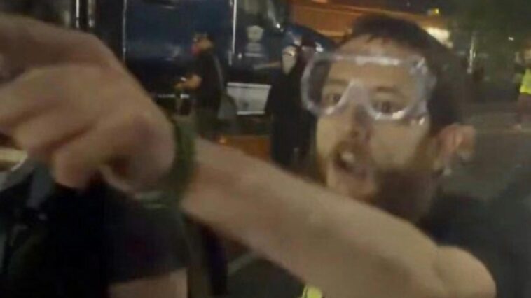 man-arrested-after-disturbing-threat-to-ice-officer’s-family-caught-on-camera