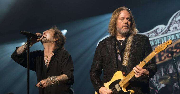 watch:-crowd-ditches-black-crowes-concert-after-singer-mocks-patriotic-americans