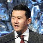 watch:-harvard-graduates-cheered-after-‘daily-show’-star-ronny-chieng-says-‘f**k-ai’
