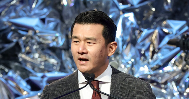watch:-harvard-graduates-cheered-after-‘daily-show’-star-ronny-chieng-says-‘f**k-ai’