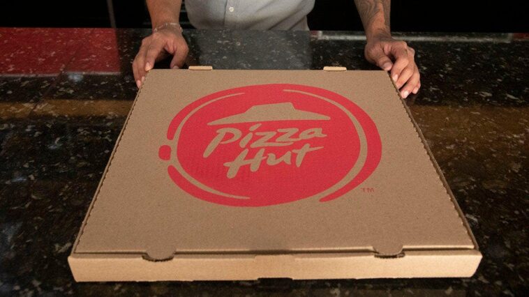 pizza-hut-employee-was-allegedly-spit-on-and-curb-stomped-by-a-couple-after-an-order-mix-up