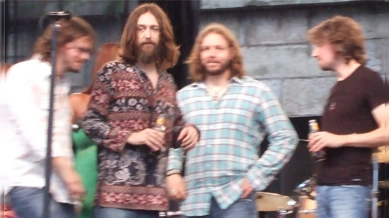 “thanks-for-the-geography-lesson”:-black-crowes’-singer-chris-robinson-shuts-down-patriotic-tampa-crowd,-sparks-mass-walkout-(video)