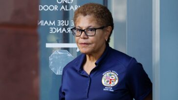 los-angeles-mayor-karen-bass-silent-as-kathy-griffin-accuses-lapd-of-white-nationalism