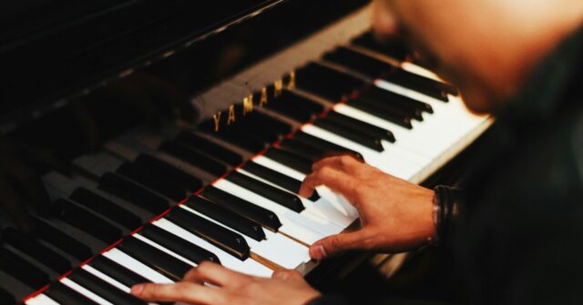 watch-—-student-rescues-la-la-land-composer’s-concert-when-pianist-falls-ill:-‘i-was-impressed’