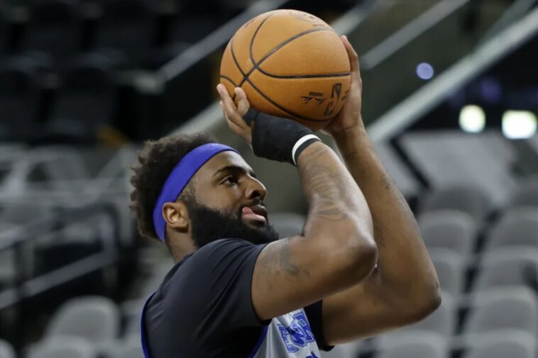 mitchell-robinson-practices,-listed-as-questionable-for-game-1-of-nba-finals