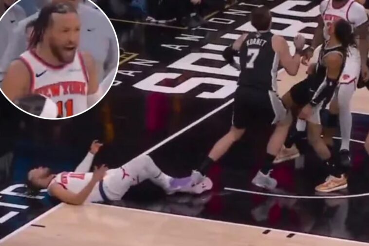 jalen-brunson-explodes-at-ref-scott-foster-after-spurs-player-steps-on-ankle