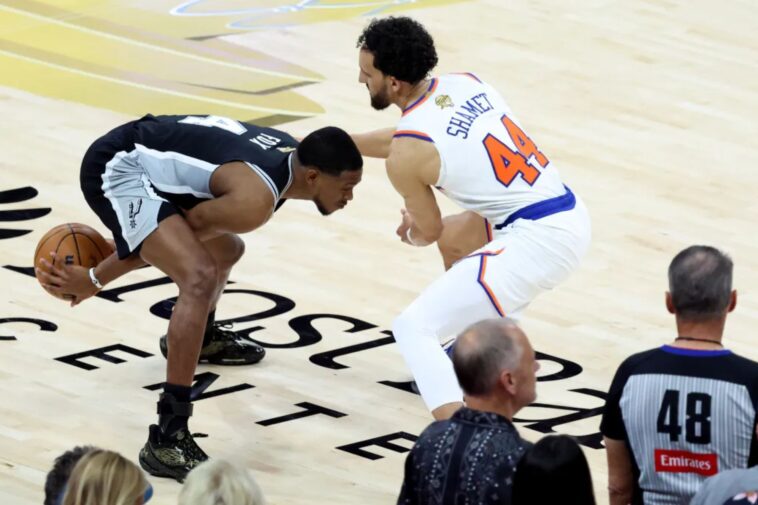 heroes,-zeros-from-knicks’-game-1-nba-finals-win-over-spurs:-de’aaron-fox-was-weak-link-in-brutal-showing