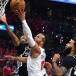 jalen-brunson-shakes-off-first-quarter-knee-scare,-scores-30-as-knicks-steal-finals-game-1-from-spurs