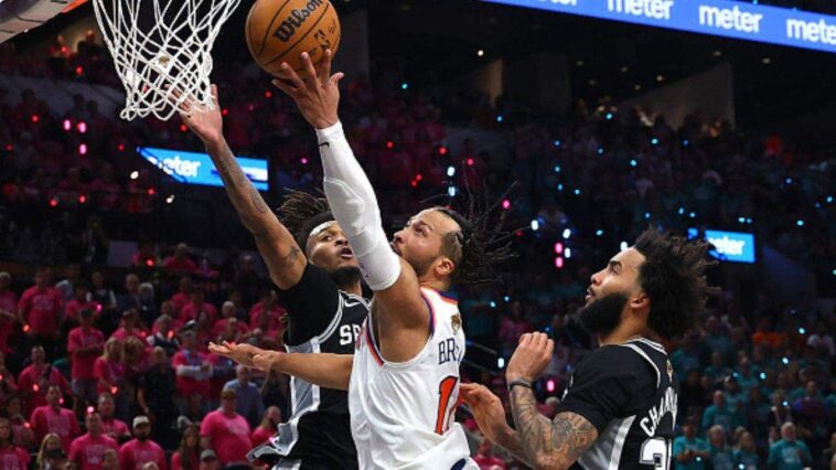 jalen-brunson-shakes-off-first-quarter-knee-scare,-scores-30-as-knicks-steal-finals-game-1-from-spurs
