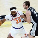 mitchell-robinson-solid-off-bench-in-knicks’-game-1-win-but-hand-injury-mystery-remains