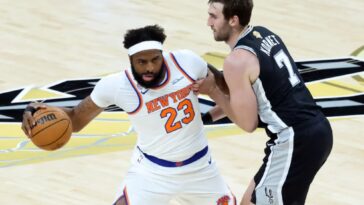 mitchell-robinson-solid-off-bench-in-knicks’-game-1-win-but-hand-injury-mystery-remains