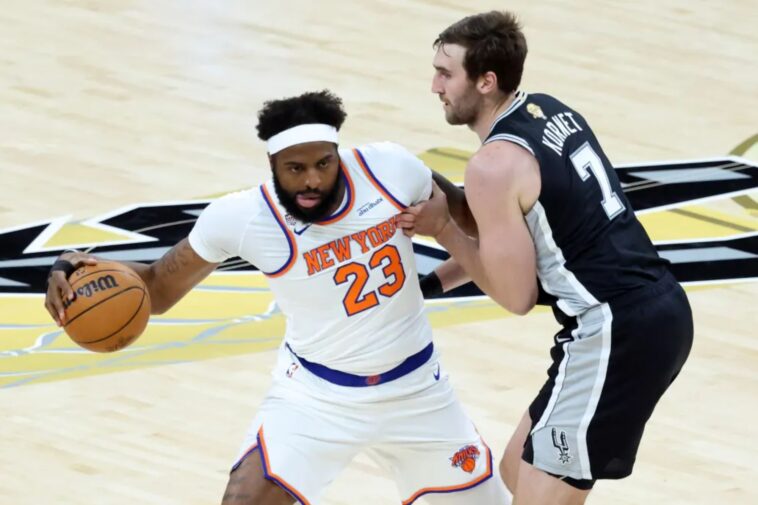 mitchell-robinson-solid-off-bench-in-knicks’-game-1-win-but-hand-injury-mystery-remains