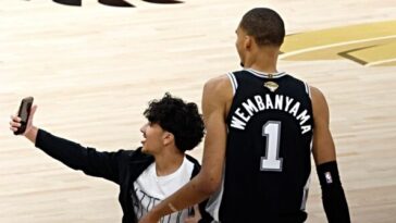 look-at-me!-rogue-selfie-hunting-fan-stops-game-1-of-nba-finals-for-shot-with-victor-wembanyama