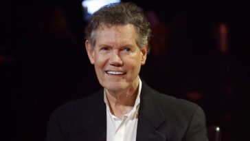 randy-travis’-health-crisis-began-with-‘congestion’-and-ended-in-a-five-month-hospital-stay