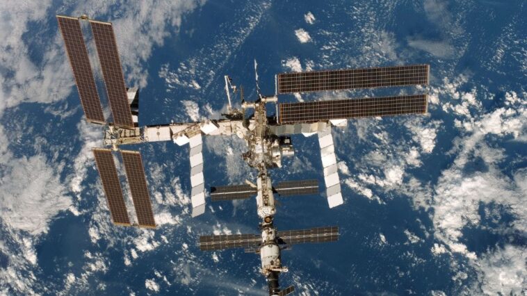 air-leak-scare-sends-iss-astronauts-racing-to-emergency-spacex-capsule