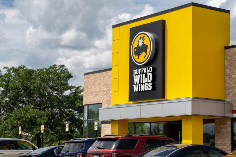 buffalo-wild-wings-attempts-to-reward-fan-after-nba-bans-him-for-life