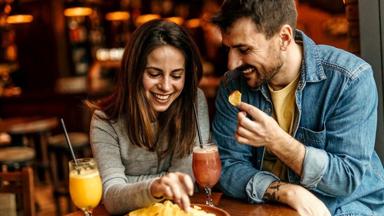 drinking-alcohol-may-influence-cravings-for-certain-foods-in-a-surprising-way,-study-suggests