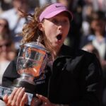 french-open-winner-mirra-andreeva-quickly-corrects-trophy-pose-after-historic-victory