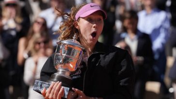french-open-winner-mirra-andreeva-quickly-corrects-trophy-pose-after-historic-victory