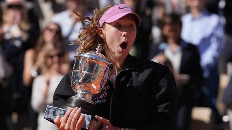 french-open-winner-mirra-andreeva-quickly-corrects-trophy-pose-after-historic-victory