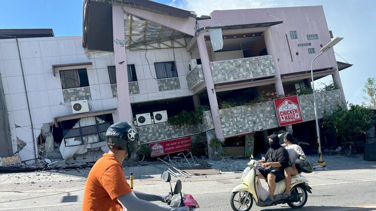 a-7.8-magnitude-quake-in-the-philippines-kills-at-least-32,-collapses-buildings-and-sparks-tsunami