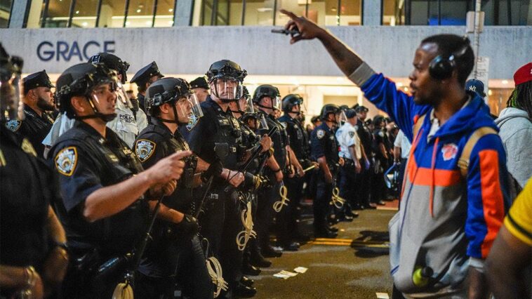 knicks-watch-party-turns-ugly-as-massive-brawls-break-out,-pepper-spray-gets-deployed-by-cops-in-manhattan