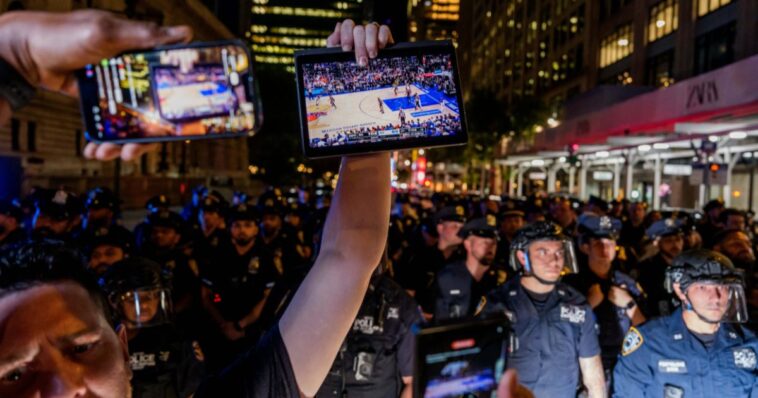 videos:-mamdani’s-knicks-party-descends-into-violence,-pandemonium-with-cops-forced-to-use-pepper-spray-to-restore-order