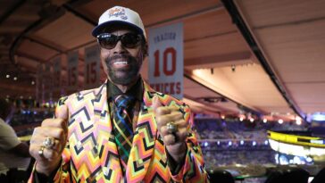 knicks-legend-caught-eating-fries-like-bone-in-wings-during-nba-finals,-and-fans-can’t-look-away