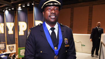 chief-who-vaulted-over-barricade-to-chase-isis-inspired-wannabe-bombers-at-gracie-mansion-protest-awarded-nypd’s-medal-for-valor