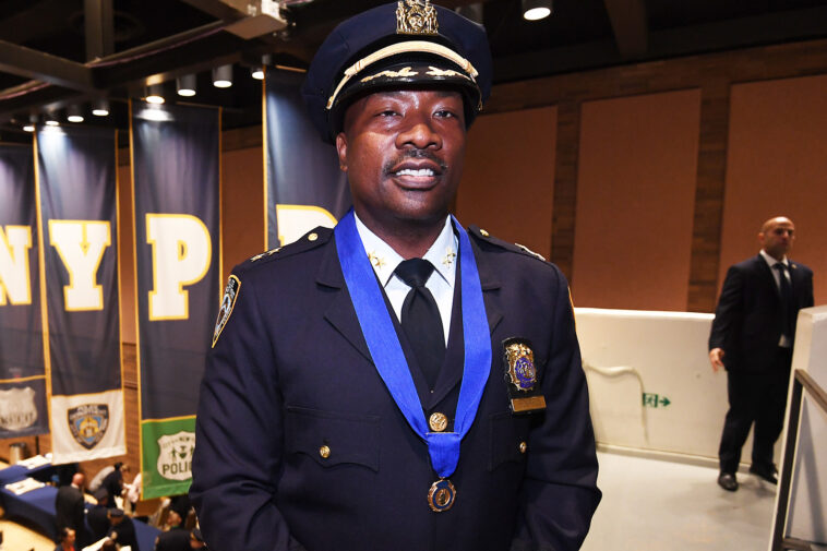 chief-who-vaulted-over-barricade-to-chase-isis-inspired-wannabe-bombers-at-gracie-mansion-protest-awarded-nypd’s-medal-for-valor