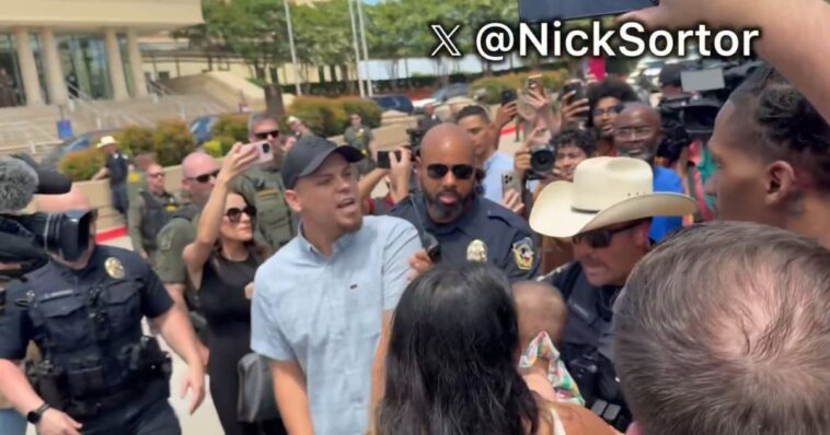 graphic-language:-‘this-is-a-war,’-‘both-…-brothers-should-be-dead!’-–-chilling-videos-from-karmelo-anthony-supporters-outside-courthouse