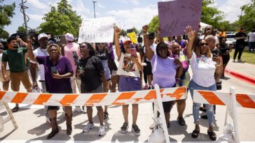 ‘f*ck-austin!’:-karmelo-anthony-supporters-harass,-threaten-friends-of-slain-teen-outside-courthouse