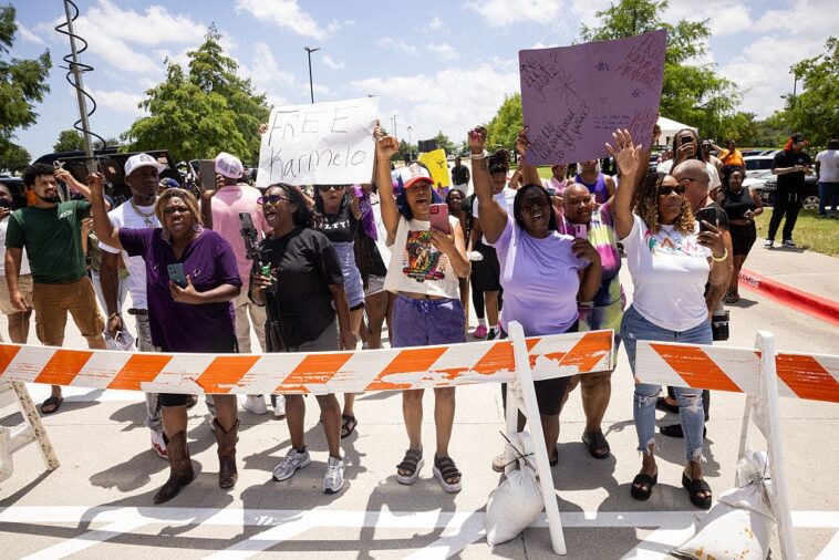 ‘f*ck-austin!’:-karmelo-anthony-supporters-harass,-threaten-friends-of-slain-teen-outside-courthouse
