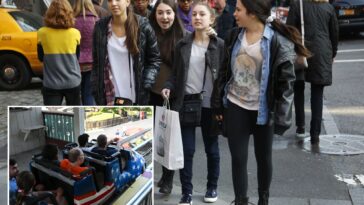 teens-are-being-banned-from-bowling-alleys,-skating-rinks,-malls,-and-theme-parks-—no-wonder-they’re-on-their-phones-all-day