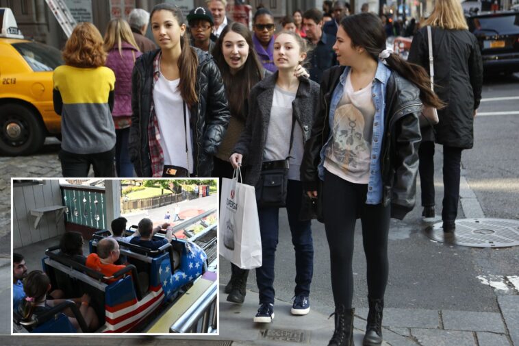 teens-are-being-banned-from-bowling-alleys,-skating-rinks,-malls,-and-theme-parks-—no-wonder-they’re-on-their-phones-all-day