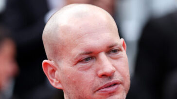 natalie-portman-backs-israeli-director-nadav-lapid,-who-bashed-israel’s-war-against-hamas,-after-he’s-booted-from-french-film-festival-‘because-he’s-israeli’