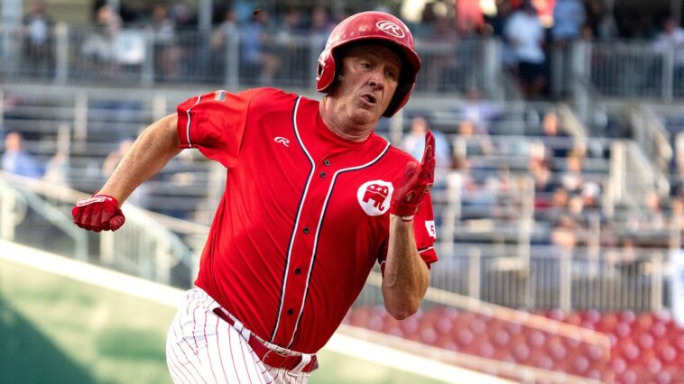 sen.-eric-schmitt-shows-off-glove-that-made-viral-congressional-baseball-game-diving-catch