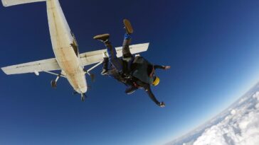 there’s-a-new-skydiving-rubik’s-cube-solving-champ-in-town,-but-there’s-one-big-problem-with-this-feat
