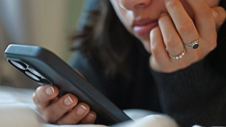 america’s-baby-bust-may-be-linked-to-the-iphone,-study-says