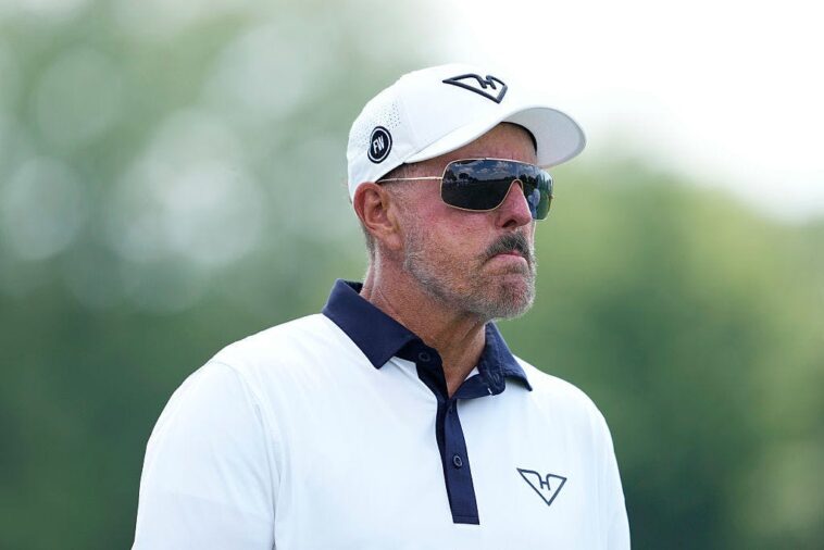 phil-mickelson-kicked-out-of-golf-club-for-inappropriate-contact