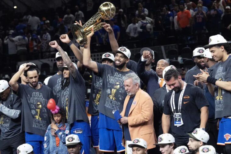 karl-anthony-towns-celebrates-with-dad,-pays-tribute-to-late-mom-after-title-win