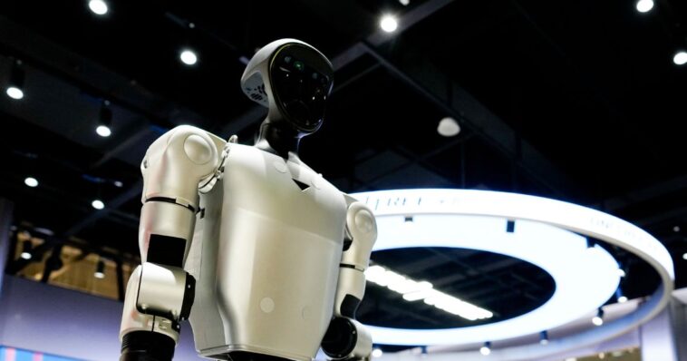watch:-chinese-clown-robot-nails-innocent-child-–-some-say-video-is-sign-of-dystopian-nightmare